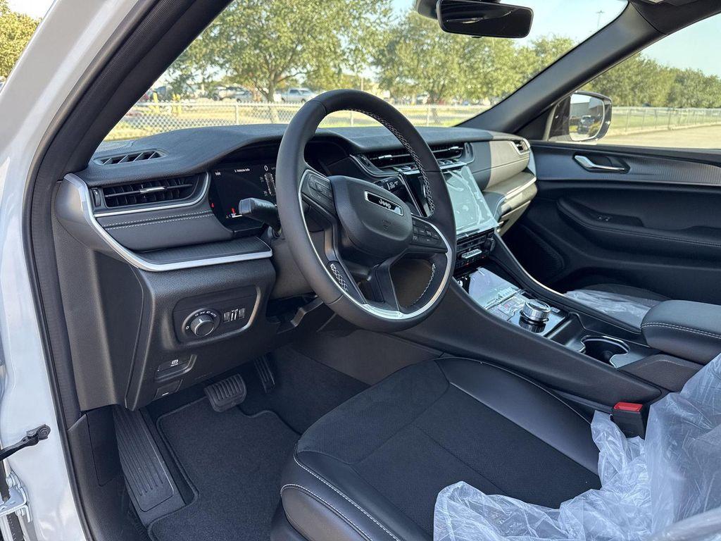 new 2025 Jeep Grand Cherokee car, priced at $36,730