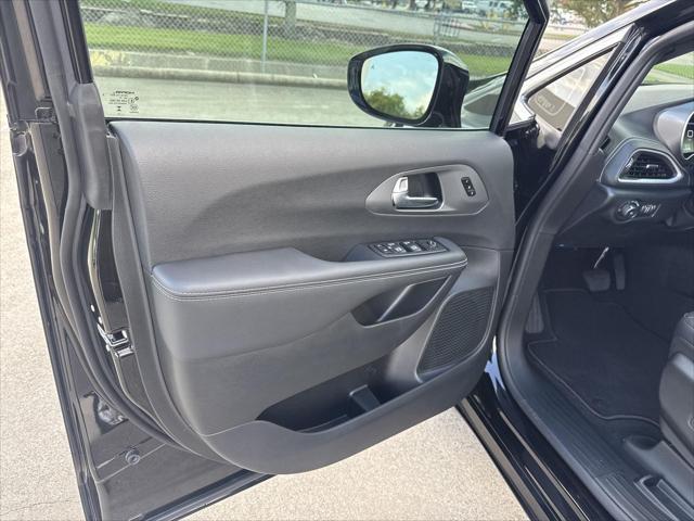 new 2025 Chrysler Pacifica car, priced at $39,570