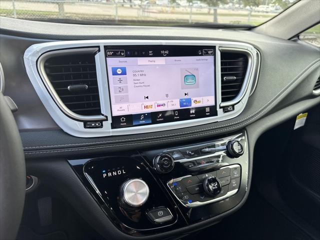 new 2025 Chrysler Pacifica car, priced at $39,570