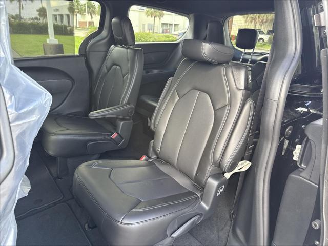 new 2025 Chrysler Pacifica car, priced at $39,570