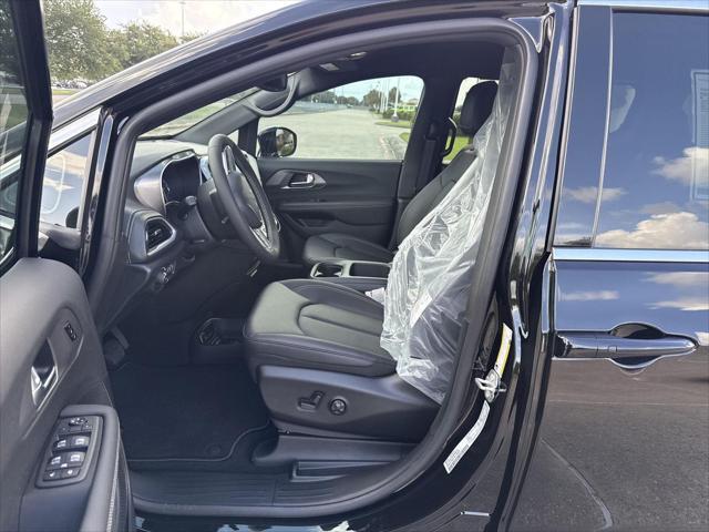 new 2025 Chrysler Pacifica car, priced at $39,570
