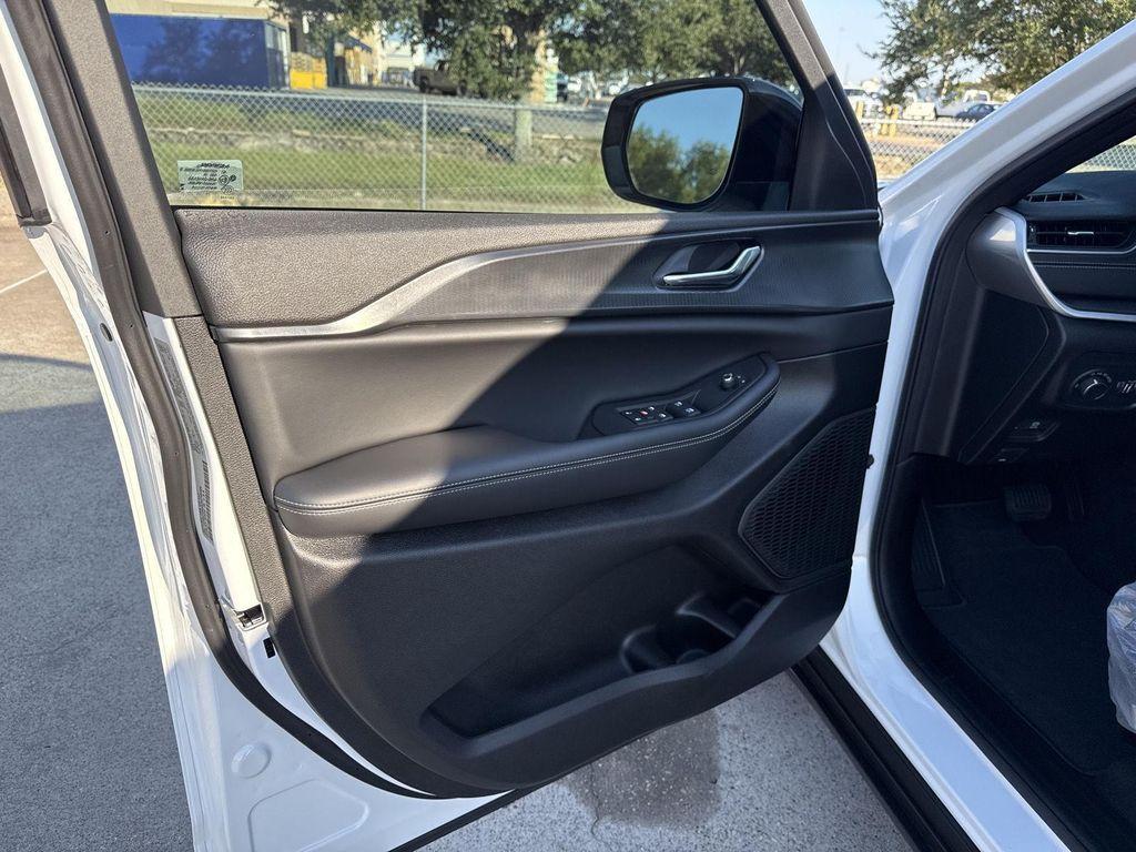 new 2025 Jeep Grand Cherokee car, priced at $38,690
