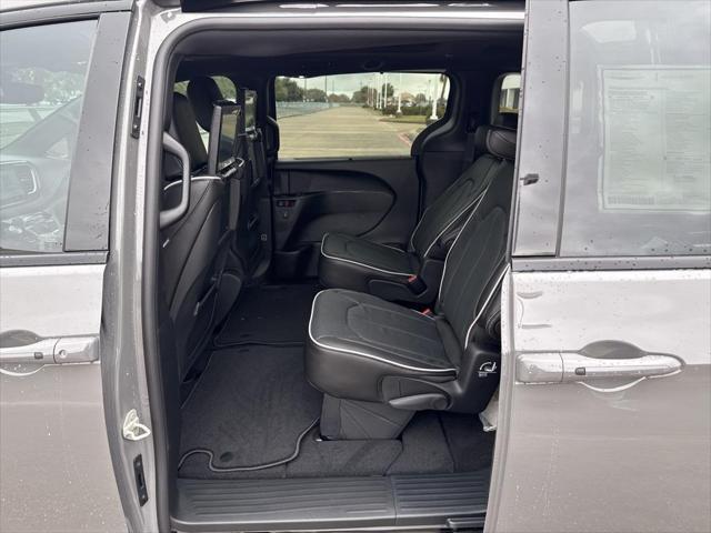 new 2025 Chrysler Pacifica car, priced at $47,704