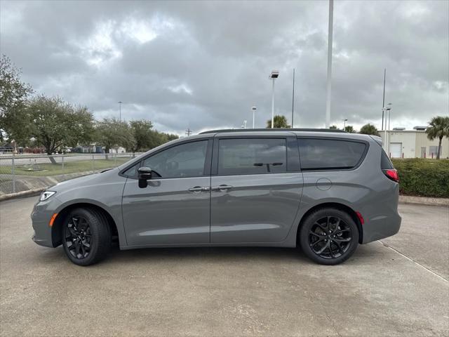 new 2025 Chrysler Pacifica car, priced at $48,704