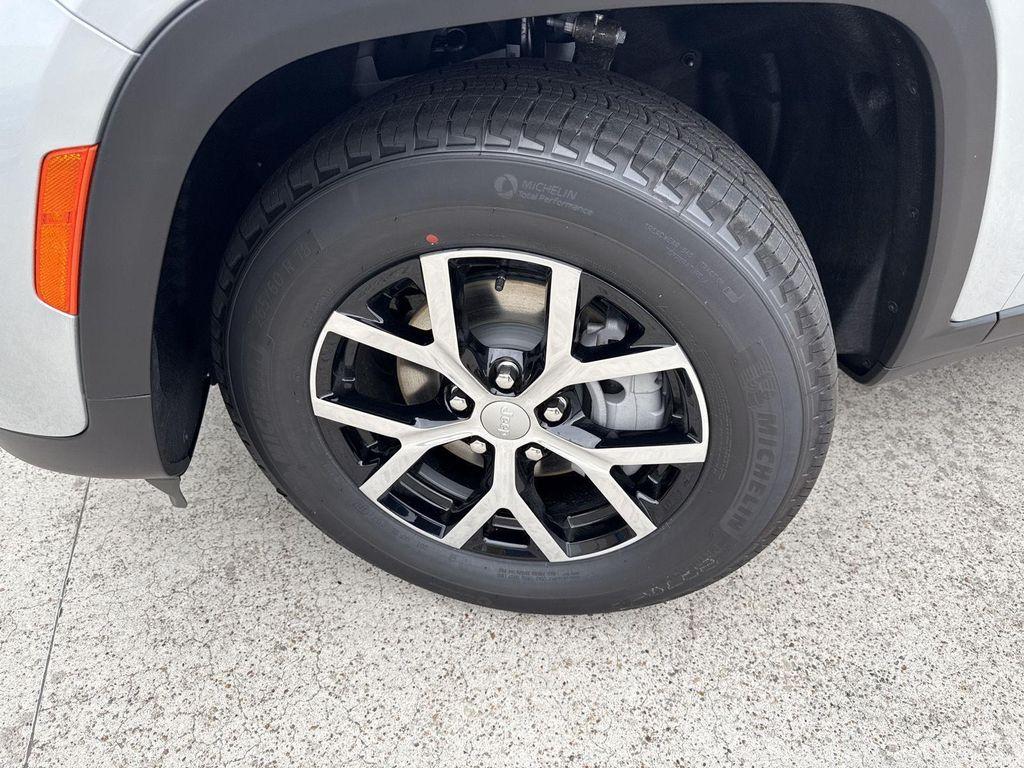 new 2025 Jeep Grand Cherokee car, priced at $32,925