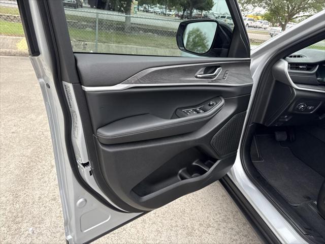 new 2025 Jeep Grand Cherokee car, priced at $41,995