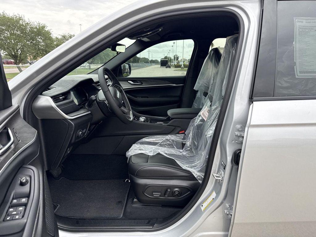 new 2025 Jeep Grand Cherokee car, priced at $32,925
