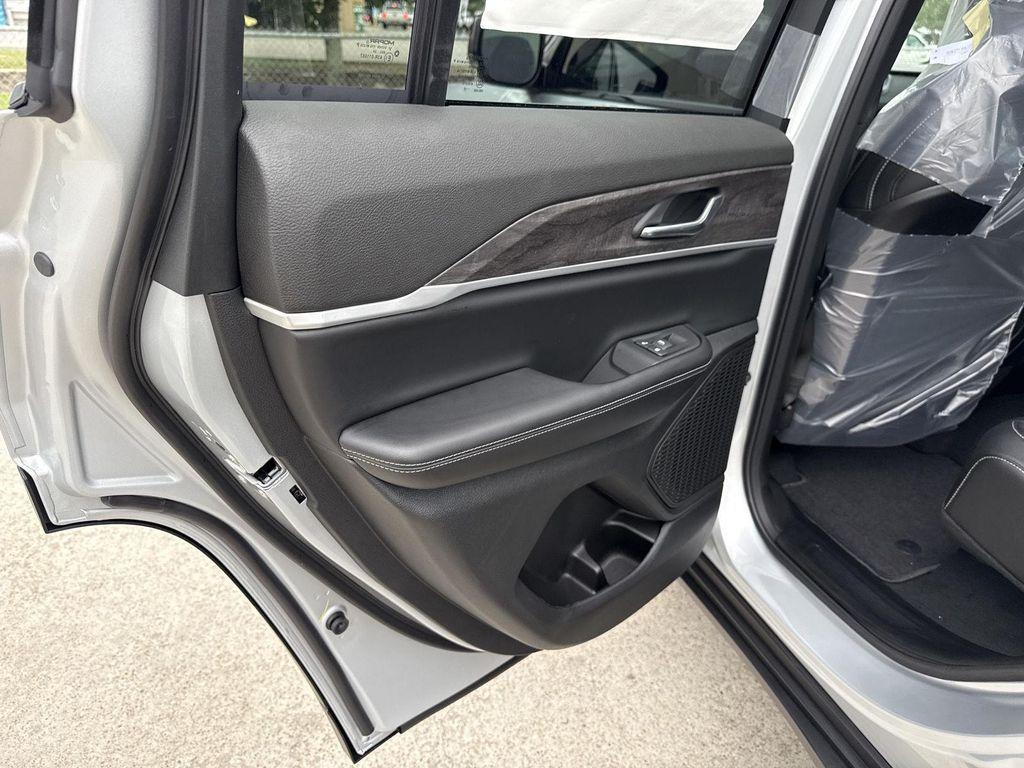 new 2025 Jeep Grand Cherokee car, priced at $32,925