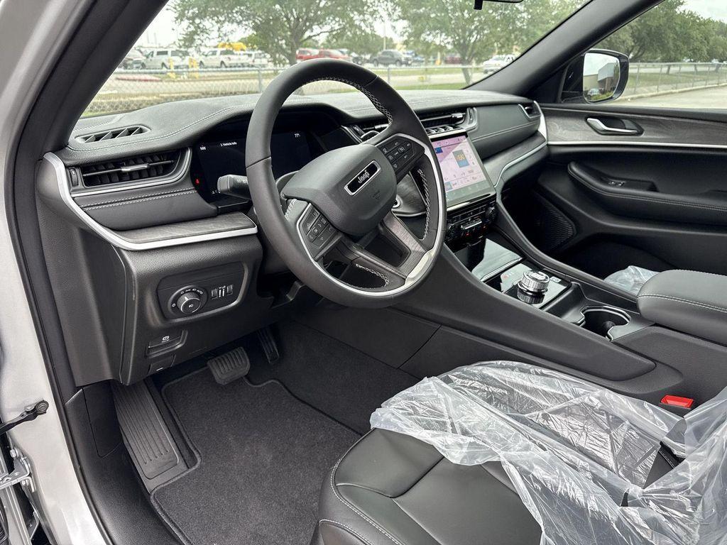 new 2025 Jeep Grand Cherokee car, priced at $32,925