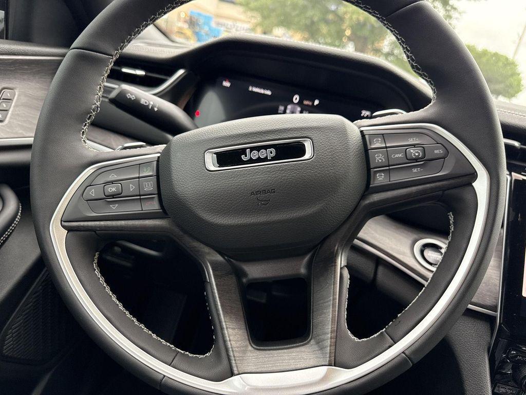 new 2025 Jeep Grand Cherokee car, priced at $32,925