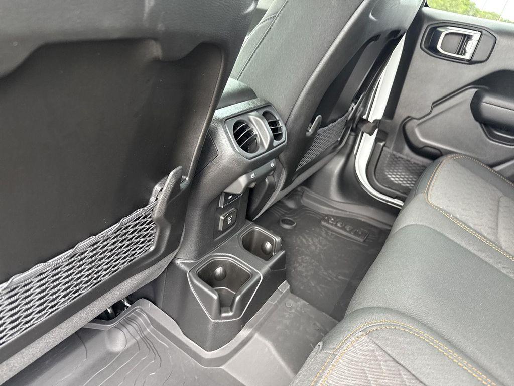 new 2025 Jeep Gladiator car, priced at $43,676