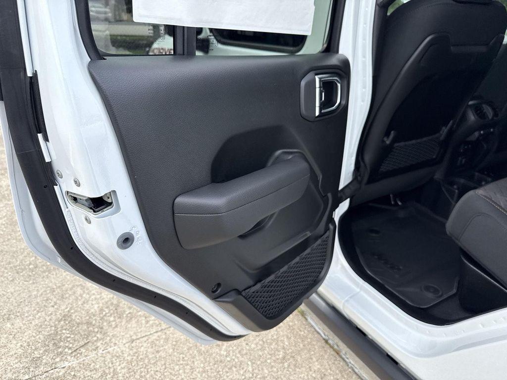 new 2025 Jeep Gladiator car, priced at $43,676