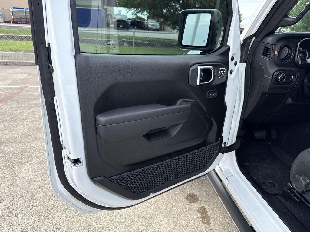 new 2025 Jeep Gladiator car, priced at $43,676