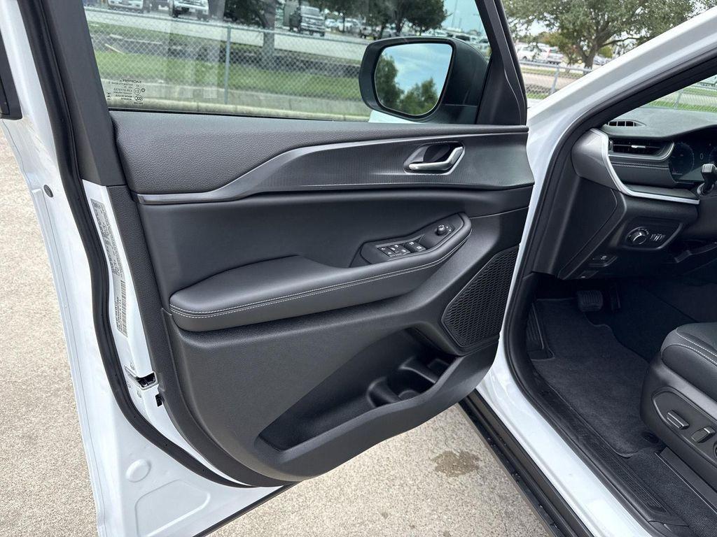 new 2025 Jeep Grand Cherokee car, priced at $35,028