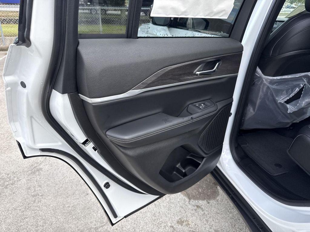 new 2025 Jeep Grand Cherokee car, priced at $39,652