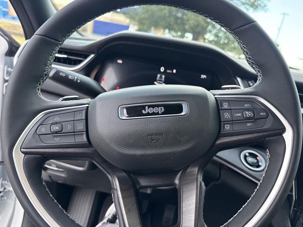 new 2025 Jeep Grand Cherokee car, priced at $39,652