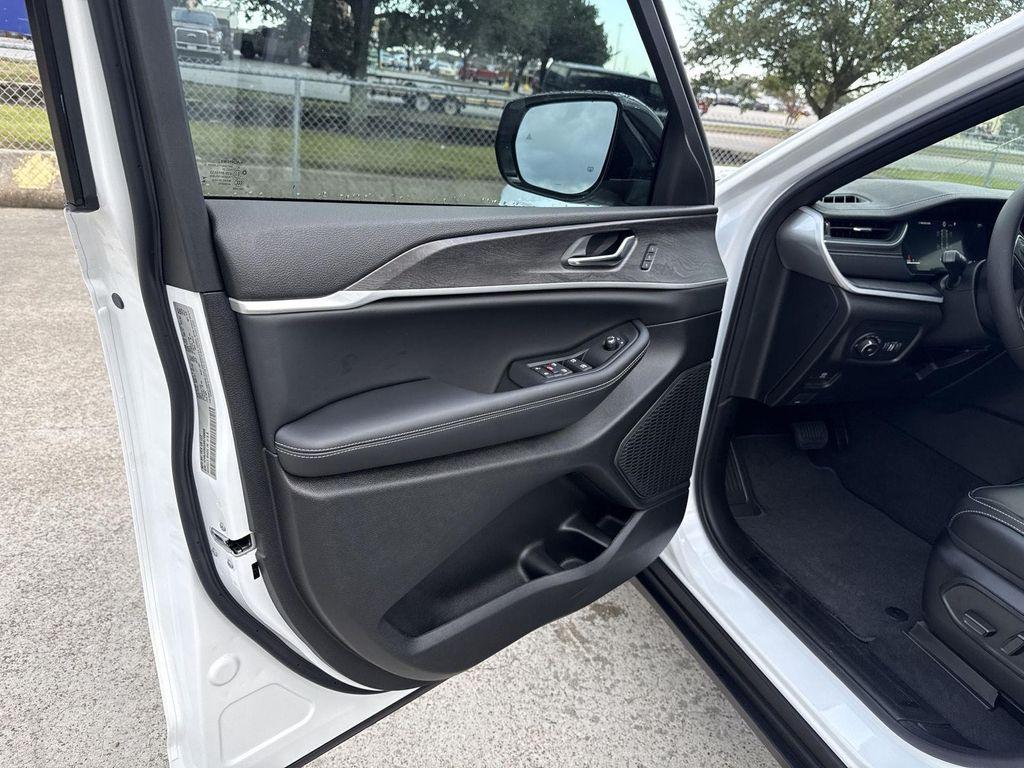 new 2025 Jeep Grand Cherokee car, priced at $39,652