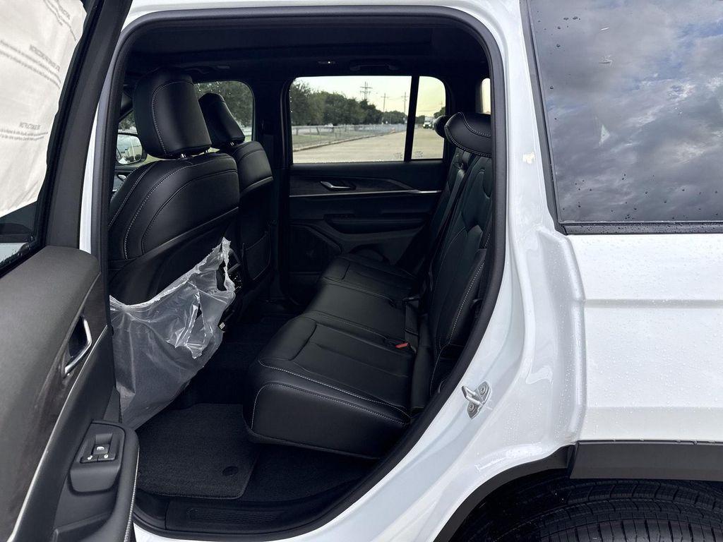 new 2025 Jeep Grand Cherokee car, priced at $39,652