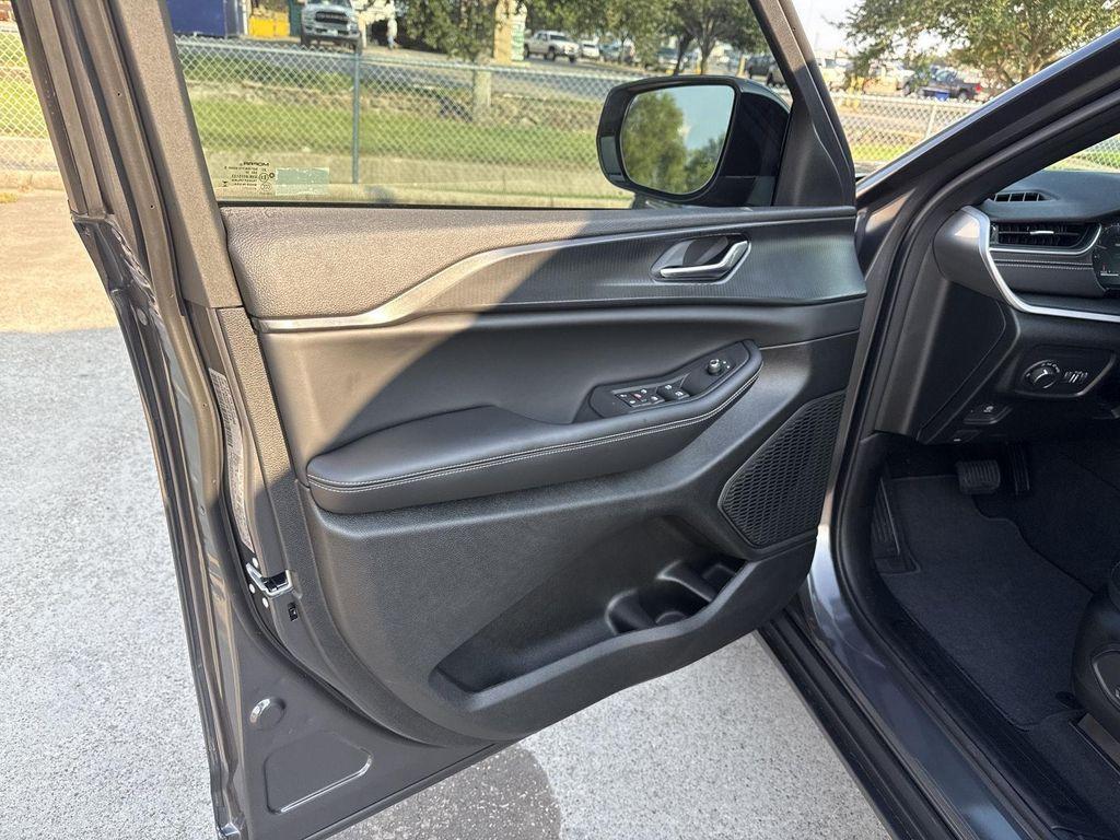 new 2025 Jeep Grand Cherokee car, priced at $39,726