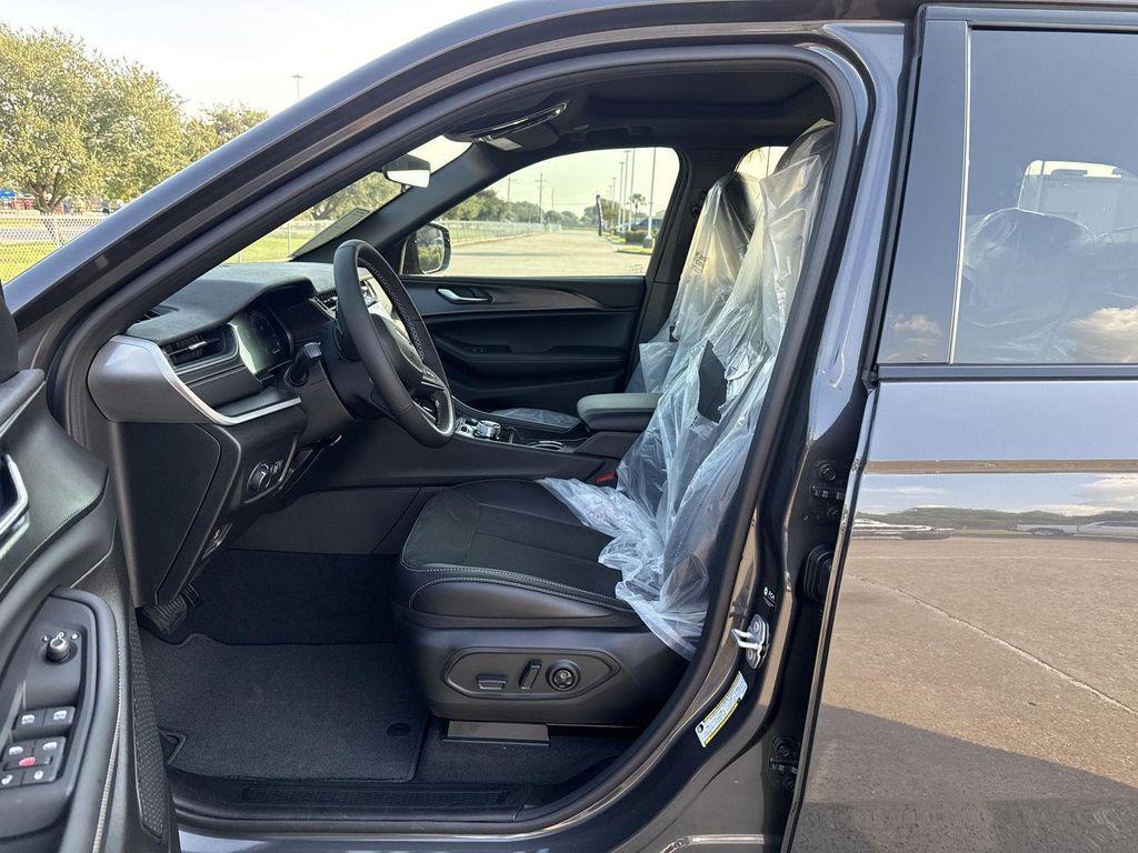 new 2025 Jeep Grand Cherokee car, priced at $39,726