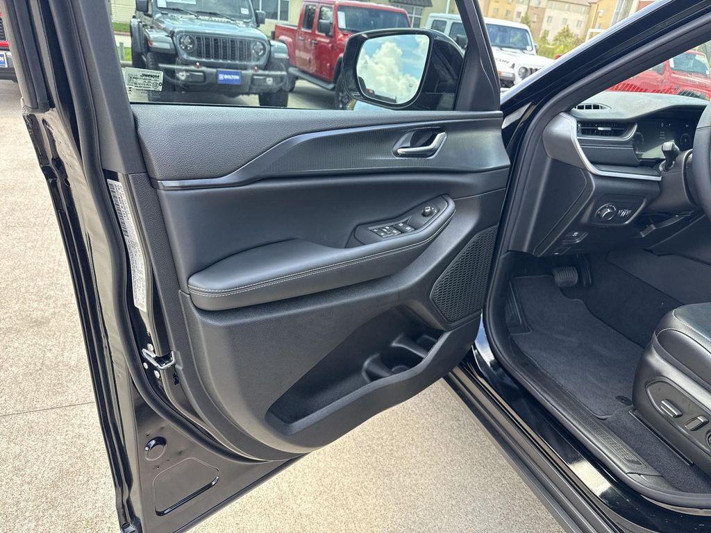 new 2025 Jeep Grand Cherokee car, priced at $37,266
