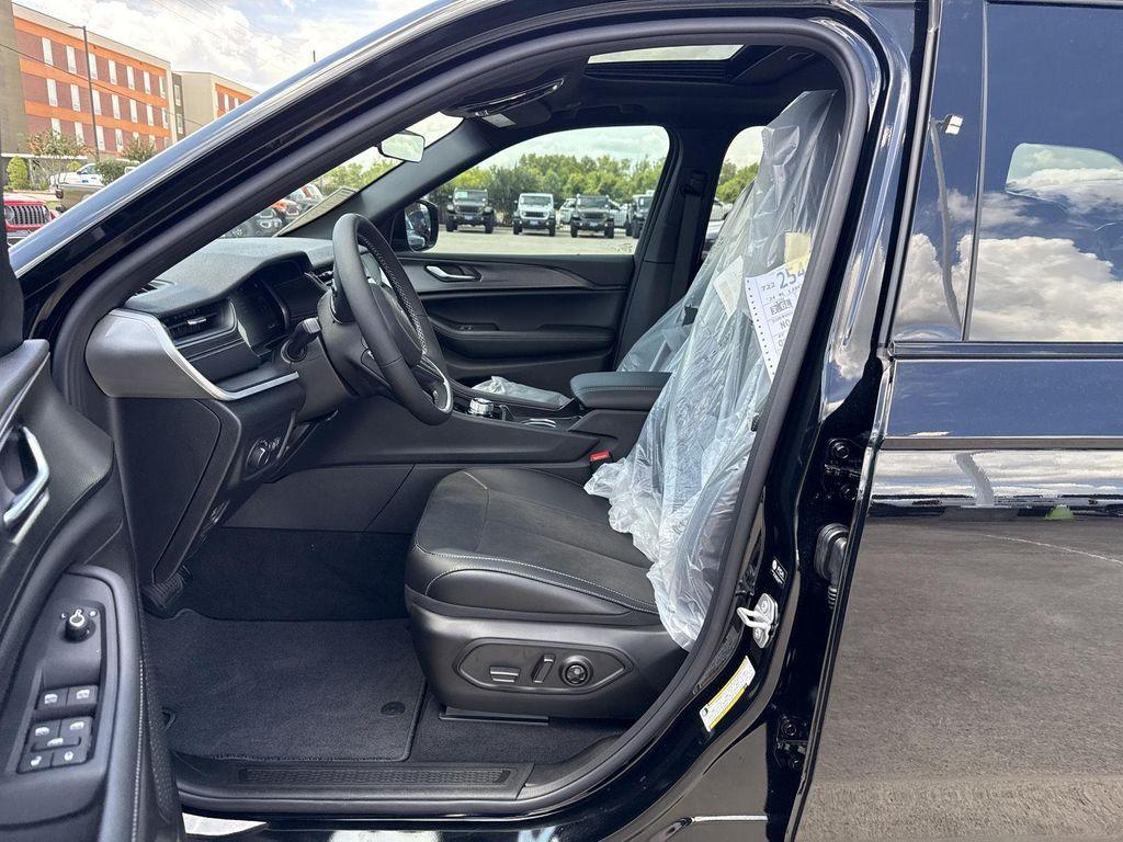 new 2025 Jeep Grand Cherokee car, priced at $37,266