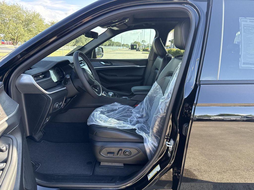 new 2025 Jeep Grand Cherokee car, priced at $43,641