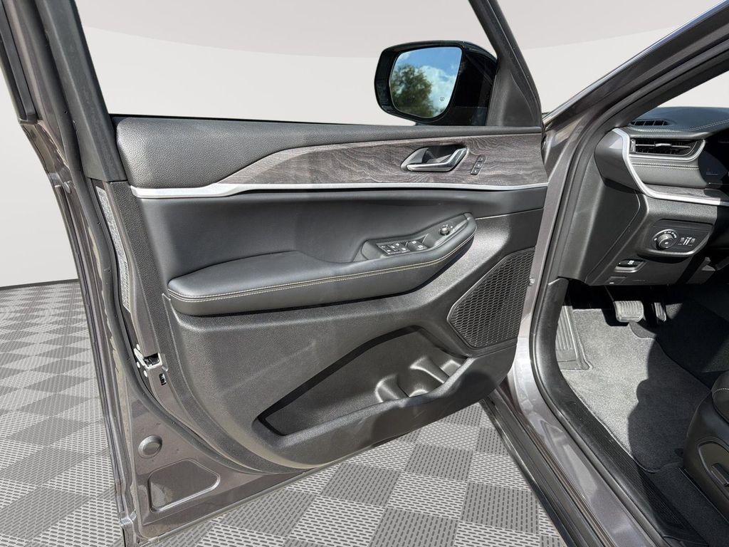 new 2025 Jeep Grand Cherokee L car, priced at $39,031