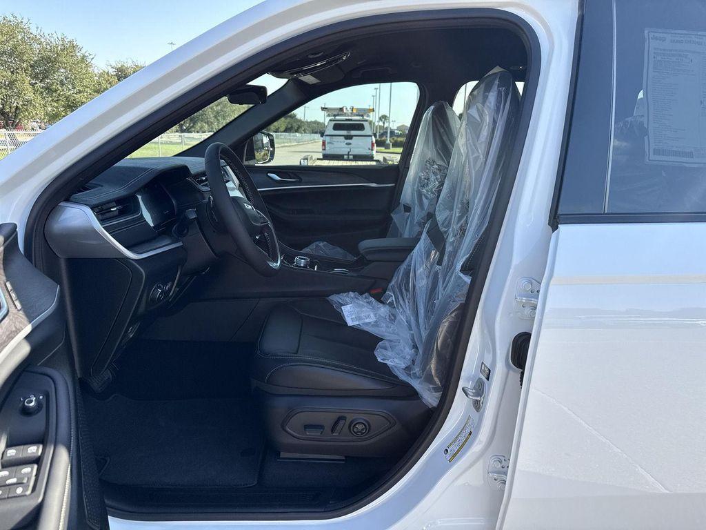 new 2025 Jeep Grand Cherokee car, priced at $36,889