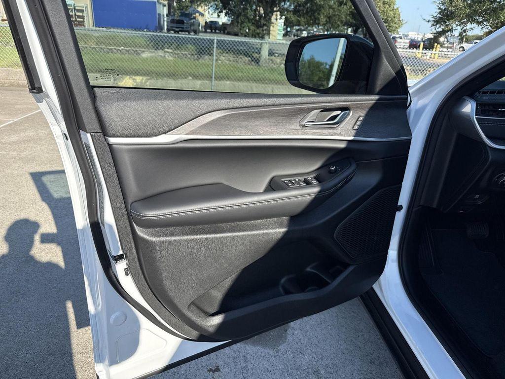 new 2025 Jeep Grand Cherokee car, priced at $36,889
