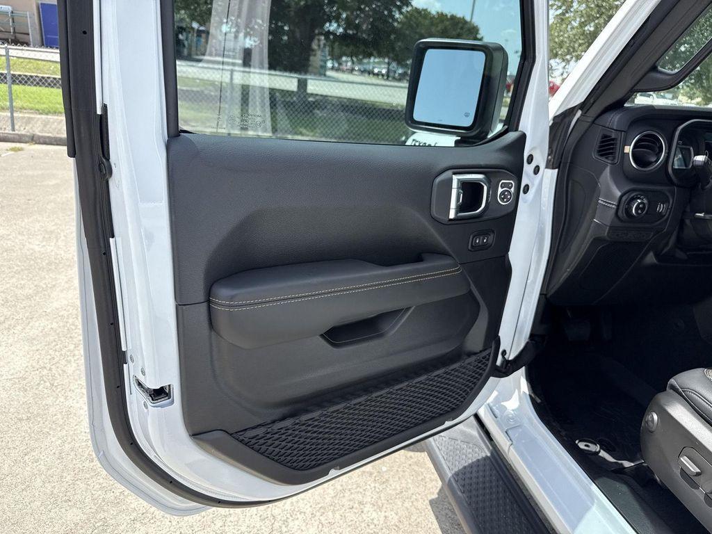 new 2025 Jeep Gladiator car, priced at $41,338