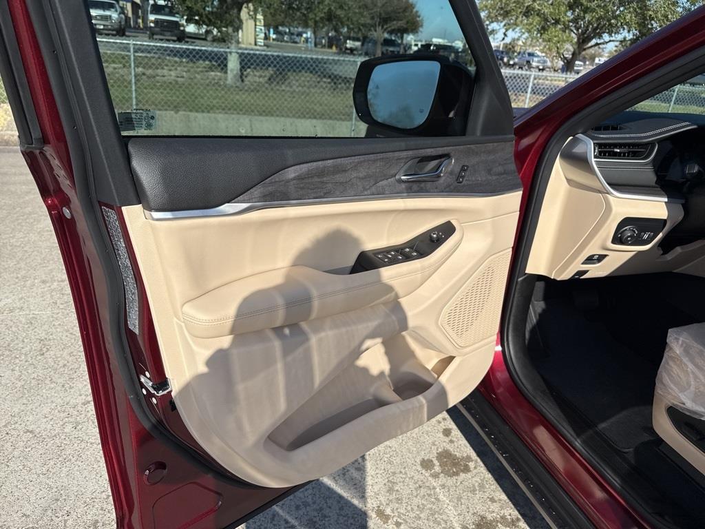 new 2025 Jeep Grand Cherokee car, priced at $37,226