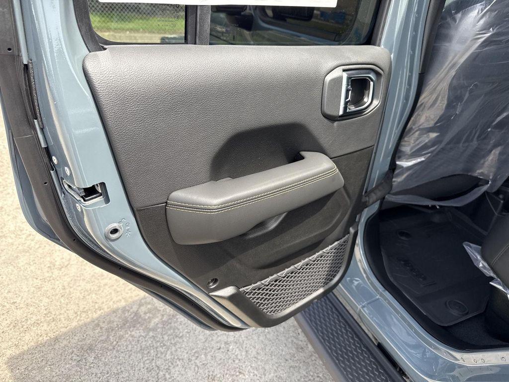 new 2025 Jeep Gladiator car, priced at $41,924