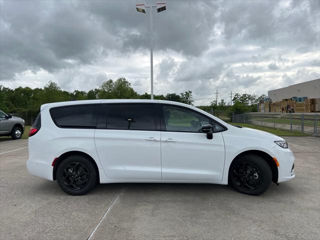 new 2023 Chrysler Pacifica Hybrid car, priced at $46,766