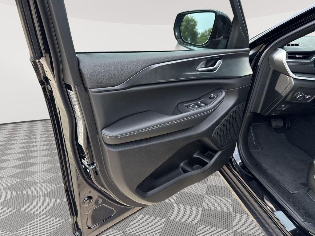 new 2025 Jeep Grand Cherokee car, priced at $40,226