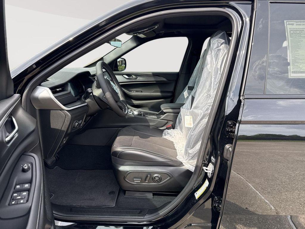 new 2025 Jeep Grand Cherokee car, priced at $40,226