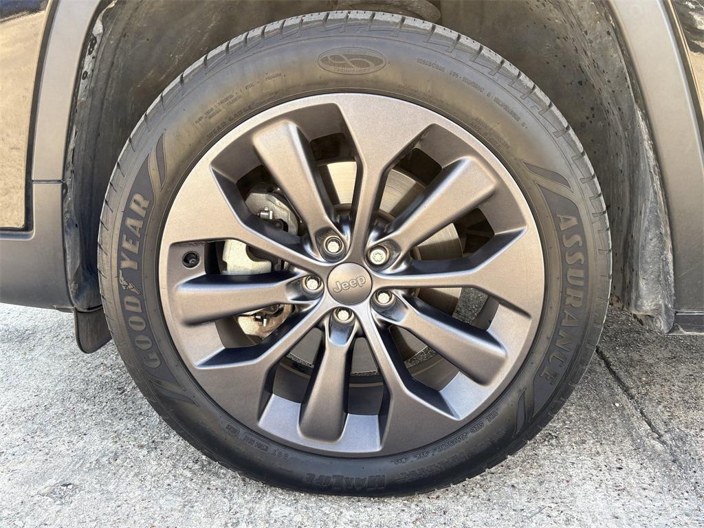 used 2021 Jeep Cherokee car, priced at $15,998