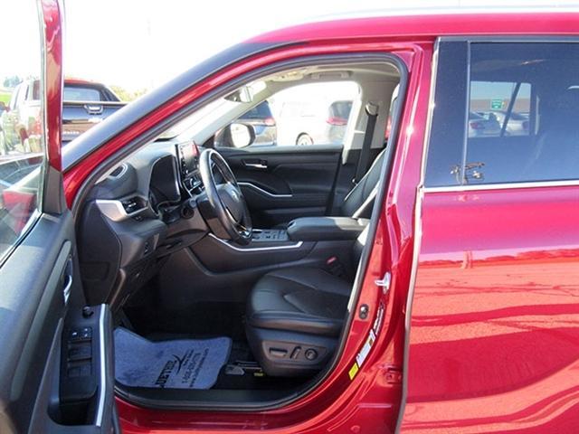 used 2020 Toyota Highlander car, priced at $27,900
