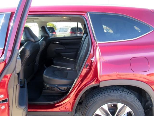 used 2020 Toyota Highlander car, priced at $27,900