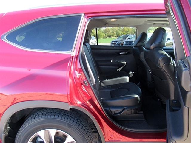 used 2020 Toyota Highlander car, priced at $27,900