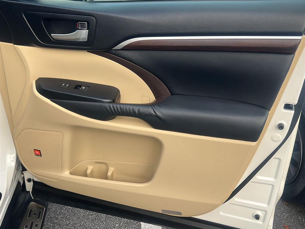 used 2014 Toyota Highlander car, priced at $17,995