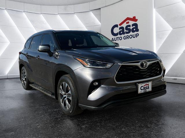 used 2021 Toyota Highlander car, priced at $32,000