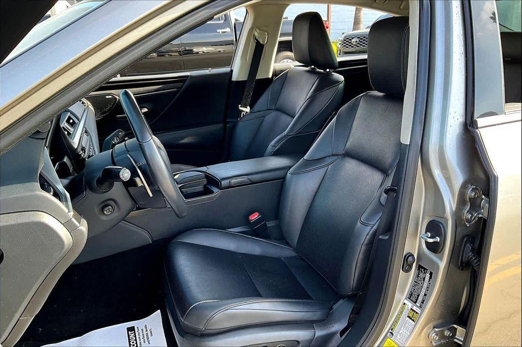 used 2020 Lexus ES 300h car, priced at $30,995