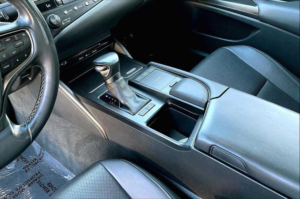 used 2019 Lexus ES 300h car, priced at $32,400