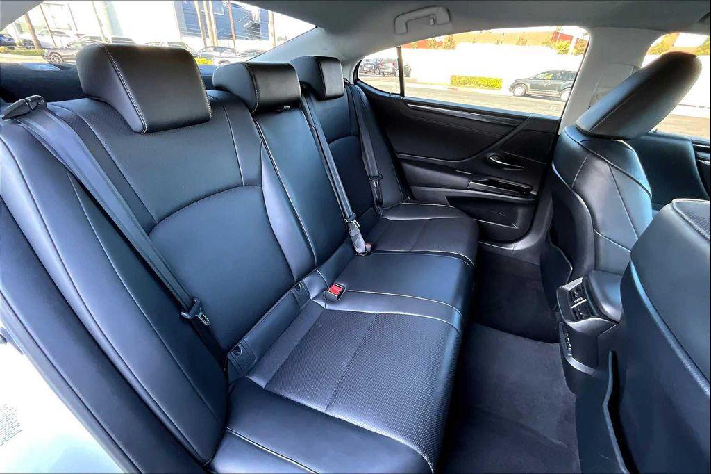 used 2019 Lexus ES 300h car, priced at $32,400
