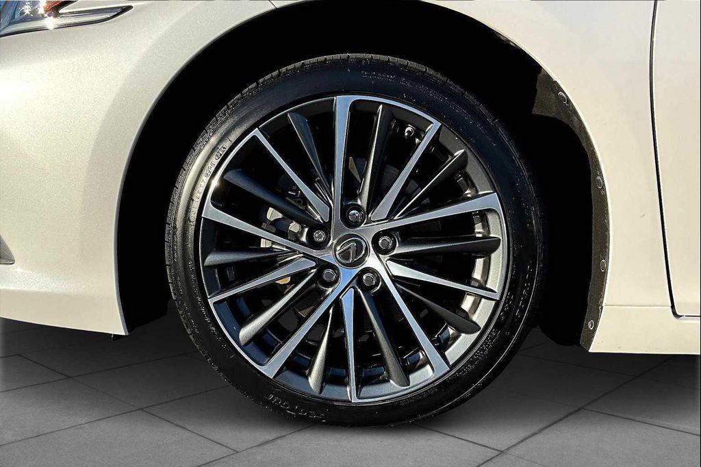 used 2019 Lexus ES 300h car, priced at $32,400