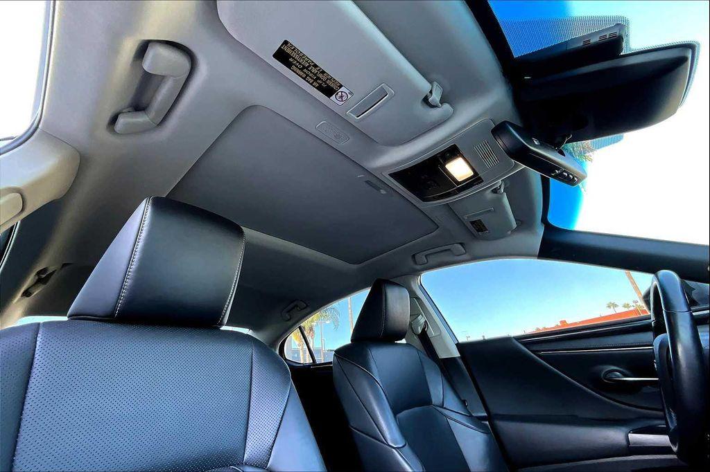 used 2019 Lexus ES 300h car, priced at $32,400