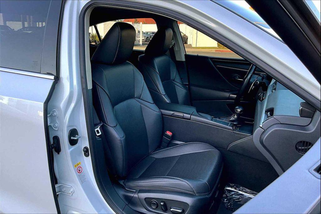 used 2019 Lexus ES 300h car, priced at $32,400