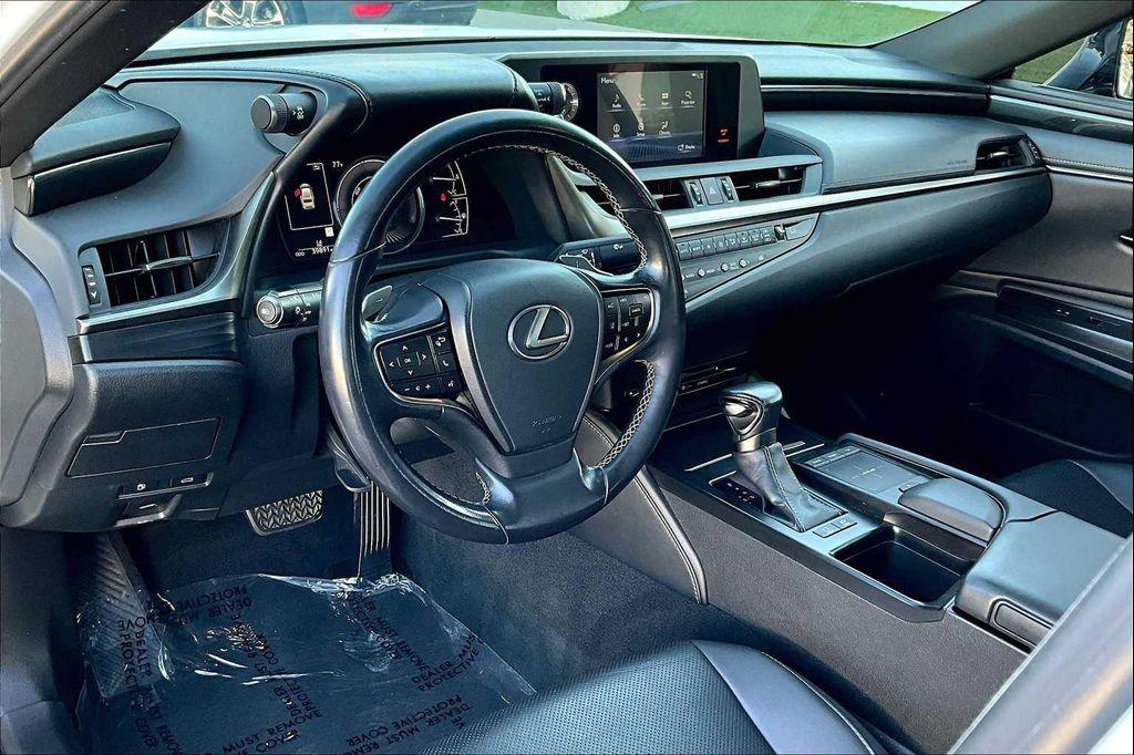 used 2019 Lexus ES 300h car, priced at $32,400