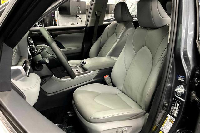 used 2020 Toyota Highlander Hybrid car, priced at $34,875